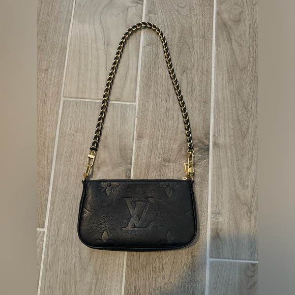 Louis Vuitton - Picture 1 of 7